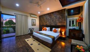 سرير أو أسرّة في غرفة في Spree Jungle Vilas Resort Ranthambore