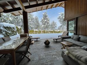 バンスコにあるPirin Golf and Spa Luxury Chaletのリビングルーム(ソファ、テーブル付)