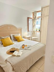 łóżko z dwoma kapeluszami i książką w obiekcie HOLIDAYS BEACH & POOL ,AIRCOND , Las Americas w Aronie