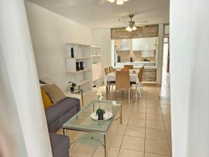 Kuchnia lub aneks kuchenny w obiekcie HOLIDAYS BEACH & POOL ,AIRCOND , Las Americas
