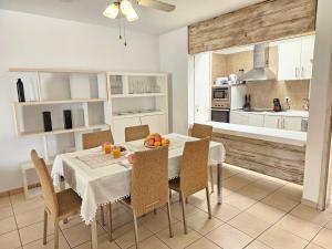 Kuchnia lub aneks kuchenny w obiekcie HOLIDAYS BEACH & POOL ,AIRCOND , Las Americas