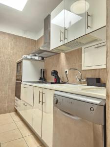 Kuchnia lub aneks kuchenny w obiekcie HOLIDAYS BEACH & POOL ,AIRCOND , Las Americas