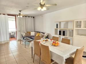 een keuken en een woonkamer met een witte tafel en stoelen bij HOLIDAYS BEACH & POOL ,AIRCOND , Las Americas in Arona
