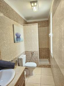 łazienka z toaletą, prysznicem i umywalką w obiekcie HOLIDAYS BEACH & POOL ,AIRCOND , Las Americas w Aronie +33 zdjęcia