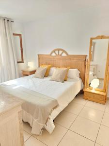 Łóżko lub łóżka w pokoju w obiekcie HOLIDAYS BEACH & POOL ,AIRCOND , Las Americas