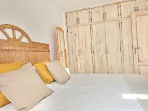 Łóżko lub łóżka w pokoju w obiekcie HOLIDAYS BEACH & POOL ,AIRCOND , Las Americas
