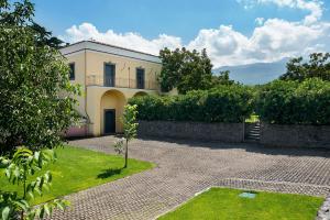 a villa with a garden and a house at Nerello Mascalese in Montelaguardia