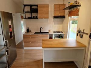 Kuchyňa alebo kuchynka v ubytovaní 3 bedroom Chalet on Camping GT Balen