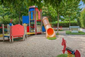 Ο χώρος παιχνιδιού για παιδιά στο Appt dans résidence avec piscines et plage privées