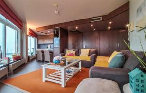 uma sala de estar com um sofá e uma mesa em Beautiful Apartment In Cadzand-bad With Wifi em Cadzand-Bad