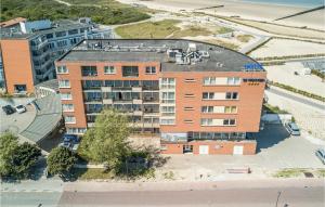una vista aérea de un edificio de apartamentos en una ciudad en Beautiful Apartment In Cadzand-bad With Wifi en Cadzand-Bad