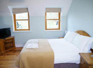 Postel nebo postele na pokoji v ubytování Dingle Courtyard Cottages 2 Bed (Sleeps 4)