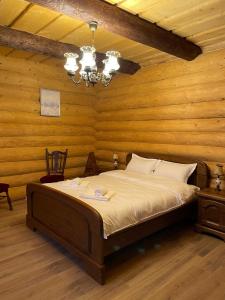 1 dormitorio con 1 cama en una habitación de madera en Chalet Poligon, en Vatra Dornei
