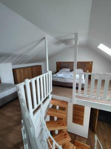 sypialnia z 2 łóżkami piętrowymi i łóżkiem w obiekcie Chata Karkonoska w Szklarskiej Porębie