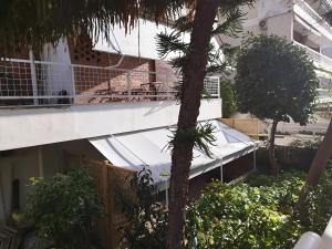 A garden outside Elegant Seaside 2 Floor Apartment