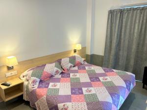 Ein Bett oder Betten in einem Zimmer der Unterkunft Hostal Fornet Altea