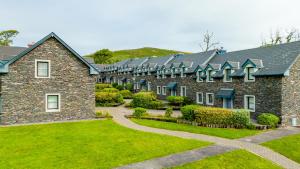 ディングルにあるDingle Courtyard Cottages 2 Bed (Sleeps 4)の煉瓦造りの大きな建物