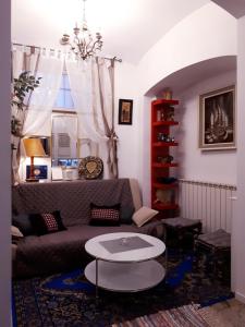 sala de estar con sofá y mesa en Centar-August Senoa, en Zagreb