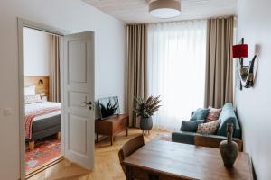 sala de estar con sofá, mesa y cama en Old Hapsal Hotel, en Haapsalu 82 fotos más