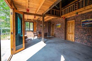 una veranda aperta di una casa con soffitto in legno di River mountain view homestay a Sa Pa