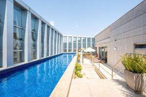 uma piscina em frente a um edifício em Flat vision em Brasília