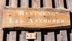 una señal que dice restauración como aarnums en una pared en Les Anémones en Les Orres