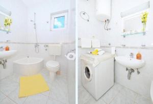 twee foto's van een badkamer met wastafel en toilet bij Apartments Nina in Rogoznica
