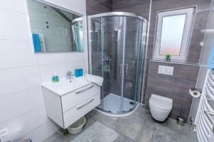 Koupelna v ubytování Apartments SIME + 37 fotografií