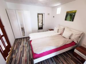 ReziにあるpRezident Házの小さなベッドルーム(白いシーツ付きのベッド1台付)