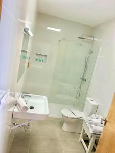 Ein Badezimmer in der Unterkunft Hostal Fornet Altea