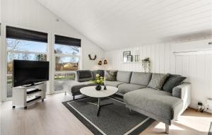 ノーポにあるNice Home In Nordborg With 3 Bedrooms, Sauna And Wifiのリビングルーム(ソファ、テレビ付)