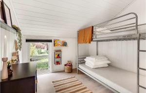 ノーポにあるAwesome Home In Nordborg With Kitchenの二段ベッド1組、デスクが備わる客室です。