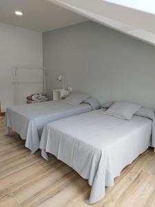 Łóżko lub łóżka w pokoju w obiekcie Pensión Residencial Platas