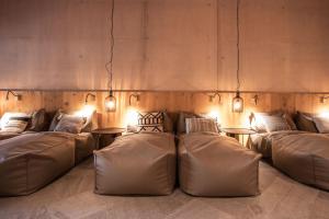 pokój z kanapami i stołami z oświetleniem w obiekcie Hotel Arlmont 4 Stern Superior w mieście Sankt Anton am Arlberg