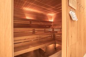 sauna z drewnianymi ścianami i drewnianą podłogą w obiekcie Hotel Arlmont 4 Stern Superior w mieście Sankt Anton am Arlberg