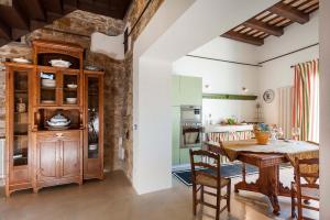 eine Küche und ein Esszimmer mit einem Tisch und Stühlen in der Unterkunft Baglio Maranzano - Marietta in Buseto Palizzolo