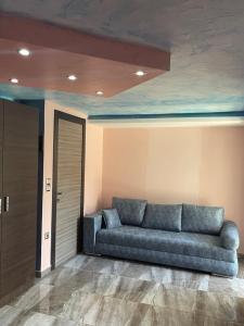 Posezení v ubytování Νέα μεσσαγγαλα luxury suite by MAKHOME no 2