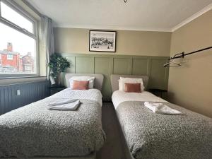 two beds sitting next to each other in a room at Bentinck Residence by Sasco Apartments, Lytham St Annes in Lytham St Annes