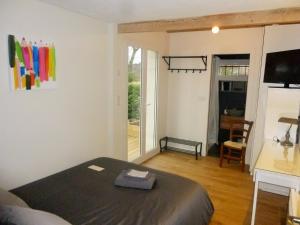 Saint JeanにあるChambre d'hôtes "Mirabel"の窓付きの部屋にベッド付きのベッドルーム1室があります。
