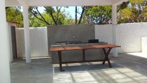 una mesa de madera en la parte superior de un patio en Cabaña Recinto del Pensar, en Santa Marta