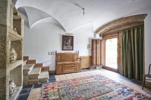 an arched hallway with a staircase and a rug at Lagar La Pizarra Casa Rural in Trujillo