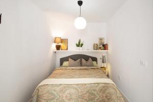 a bedroom with a bed in a white room at Casa Las Caracolas in Castillo del Romeral