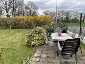 einen Tisch und Stühle mit einer Tasse darüber in der Unterkunft Ferienwohnung Fuchsbau Jüterbog in Jüterbog