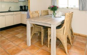 cocina con mesa de madera y sillas en Stunning Home In Ijhorst With Kitchen, en IJhorst