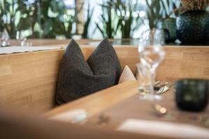 una mesa con un par de almohadas en ella en Hotel Arlmont 4 Stern Superior, en Sankt Anton am Arlberg