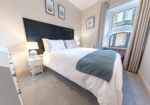 Un dormitorio con una gran cama blanca y una ventana en Withesike, Derwent House, en Keswick