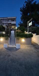 Una escalera que conduce a un edificio por la noche en Maistrali Pension, en Skala Marion