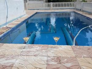 uma piscina com dois copos de vinho em Precious and exceptional Villa Hotel Paradise Mountain em Valência