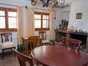 uma sala de estar com uma mesa e cadeiras e uma lareira em Precious and exceptional Villa Hotel Paradise Mountain em Valência