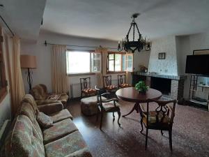 uma sala de estar com um sofá e uma mesa em Precious and exceptional Villa Hotel Paradise Mountain em Valência